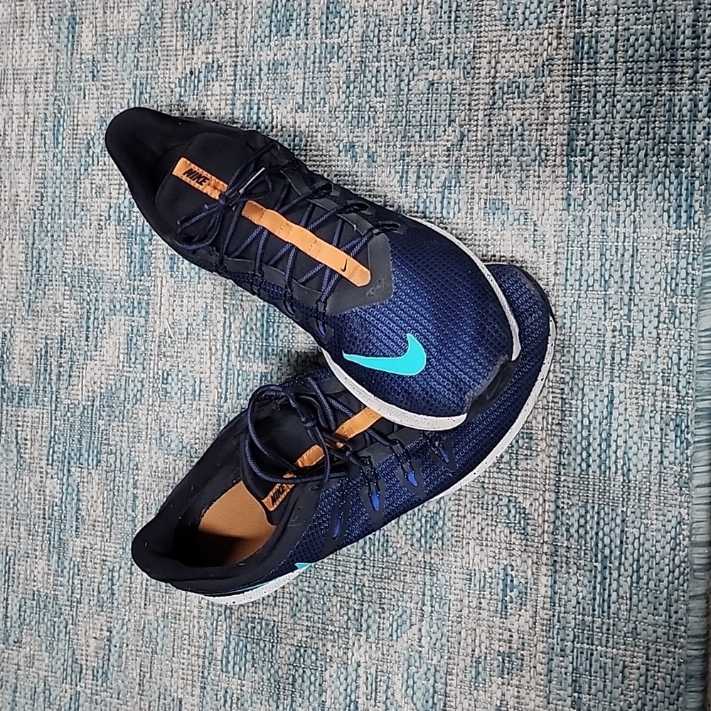 Nike running shoe - Picture 3 of 7